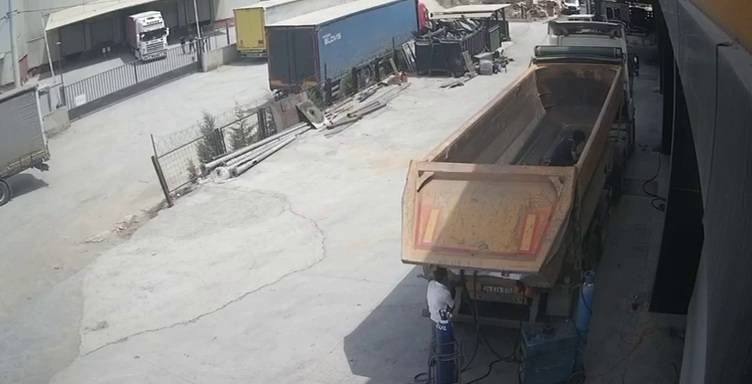Tamir sırasında garip bir kaza! Görüntüler şoke etti