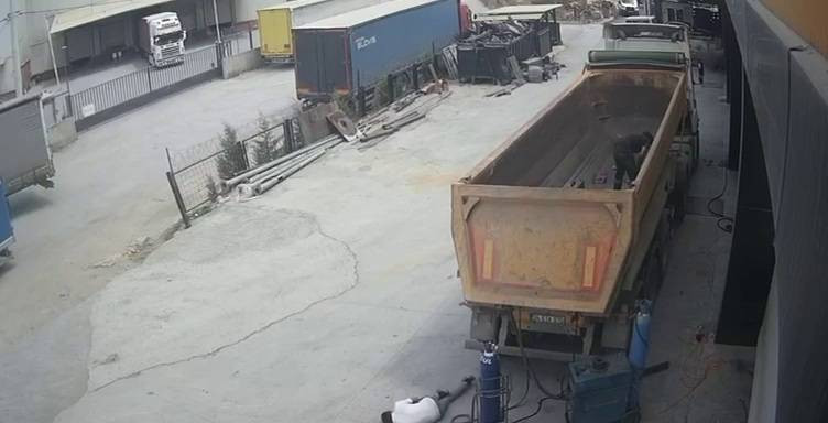 Tamir sırasında garip bir kaza! Görüntüler şoke etti