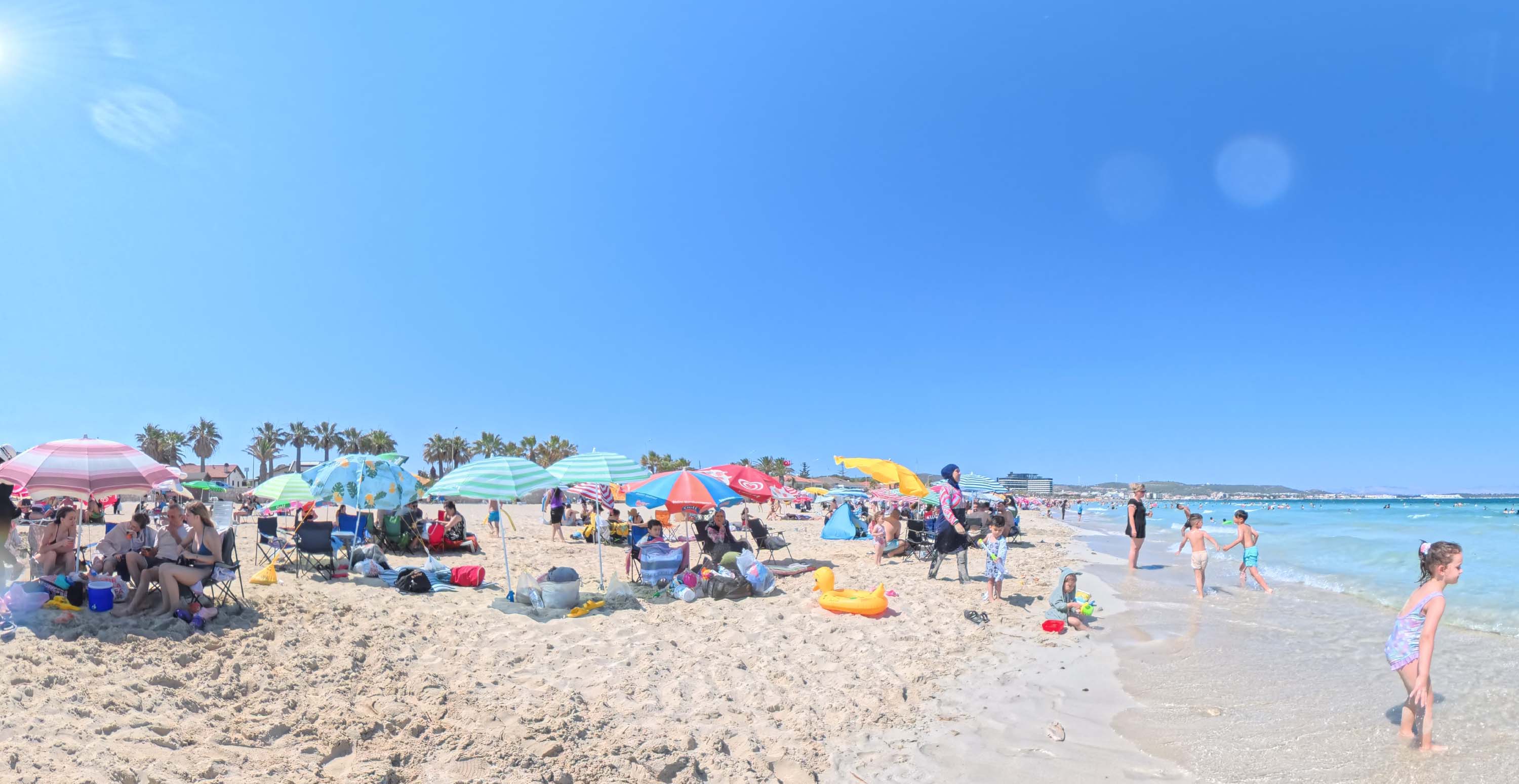 termometreler-37-dereceyi-gosterdi-cesme-plajlari-doldu-tasti-yenicag-1.jpg