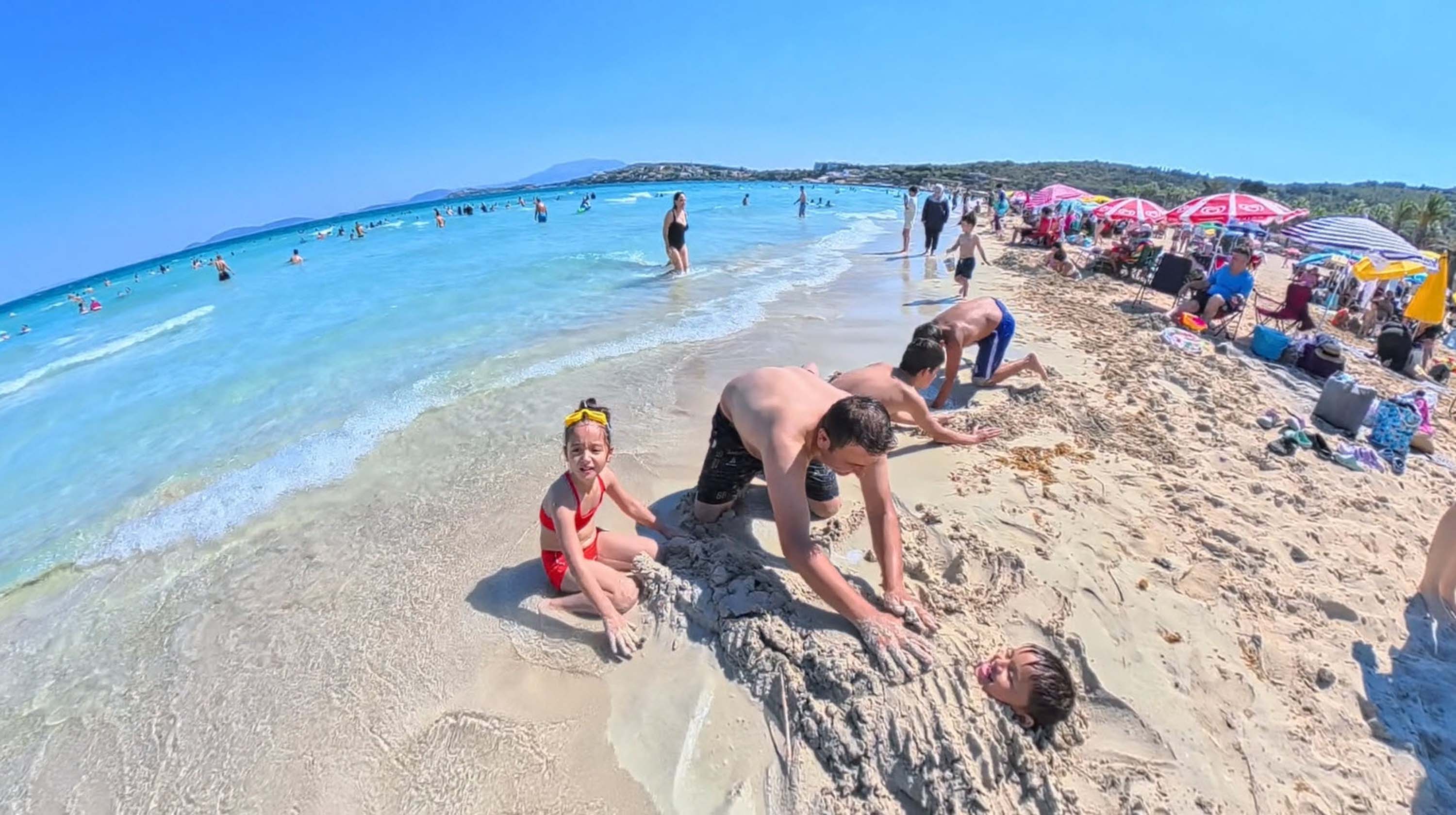 termometreler-37-dereceyi-gosterdi-cesme-plajlari-doldu-tasti-yenicag-3.jpg