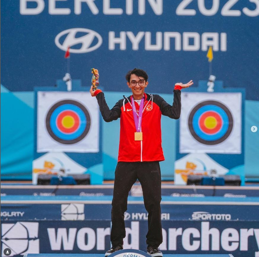 mete-gazoz-askta-da-okunu-12den-vurdu-olimpiyat-sampiyonu-okcunun-kalbini-calan-guzel-kim-yenicag-35.jpg