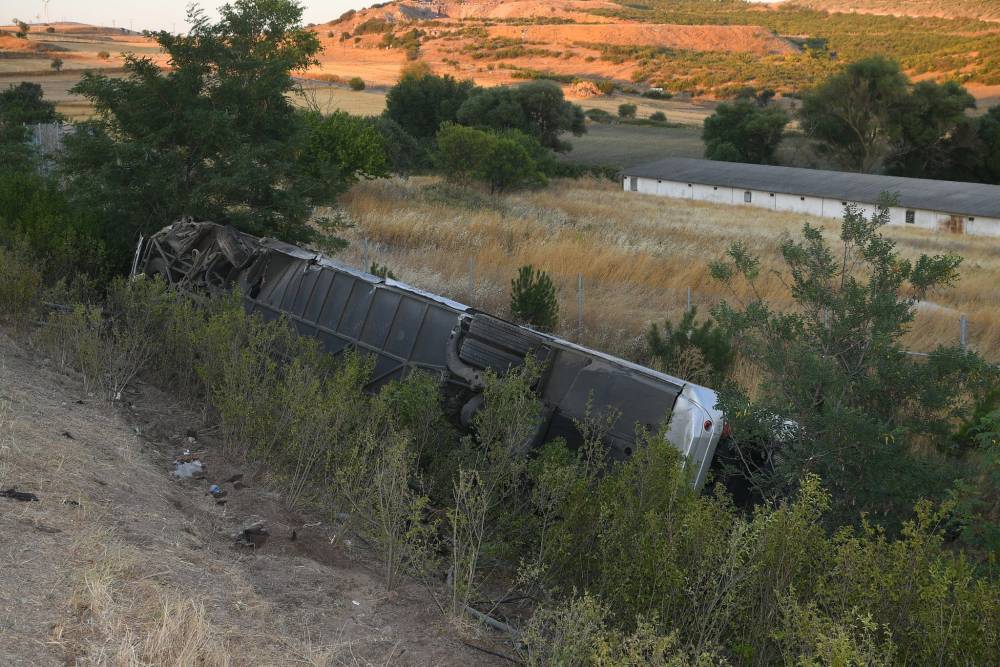 Yolcu otobüsü şarampole uçtu: 27 yaralı var