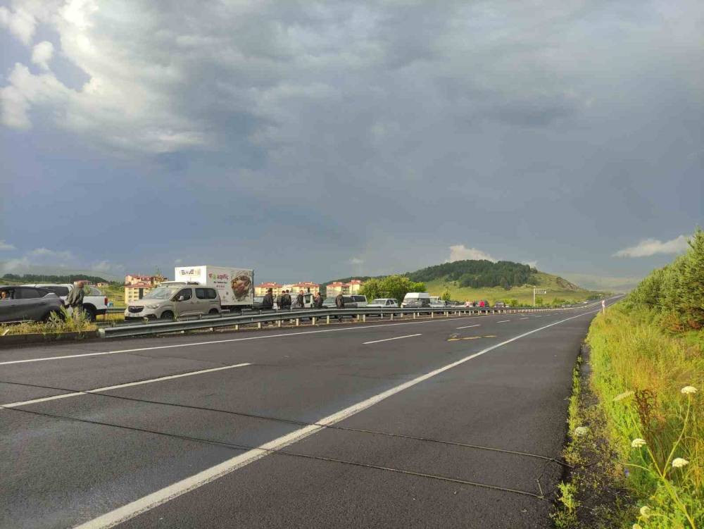 Kars yolunda TIR faciası! Trafik durdu