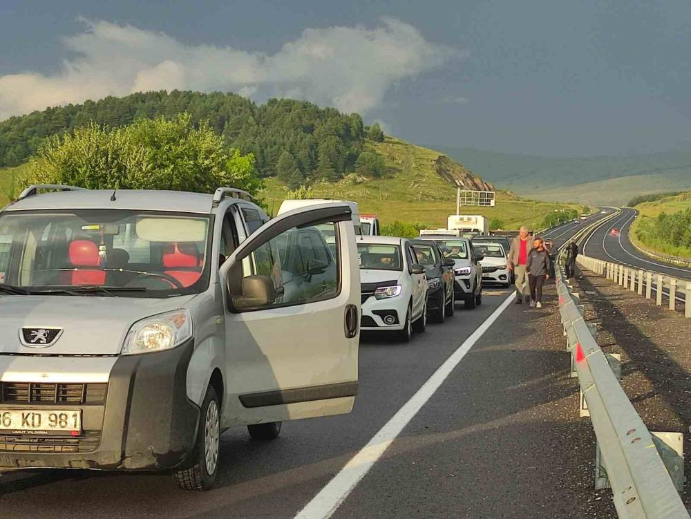 Kars yolunda TIR faciası! Trafik durdu