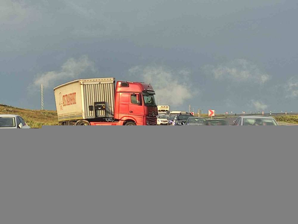 Kars yolunda TIR faciası! Trafik durdu