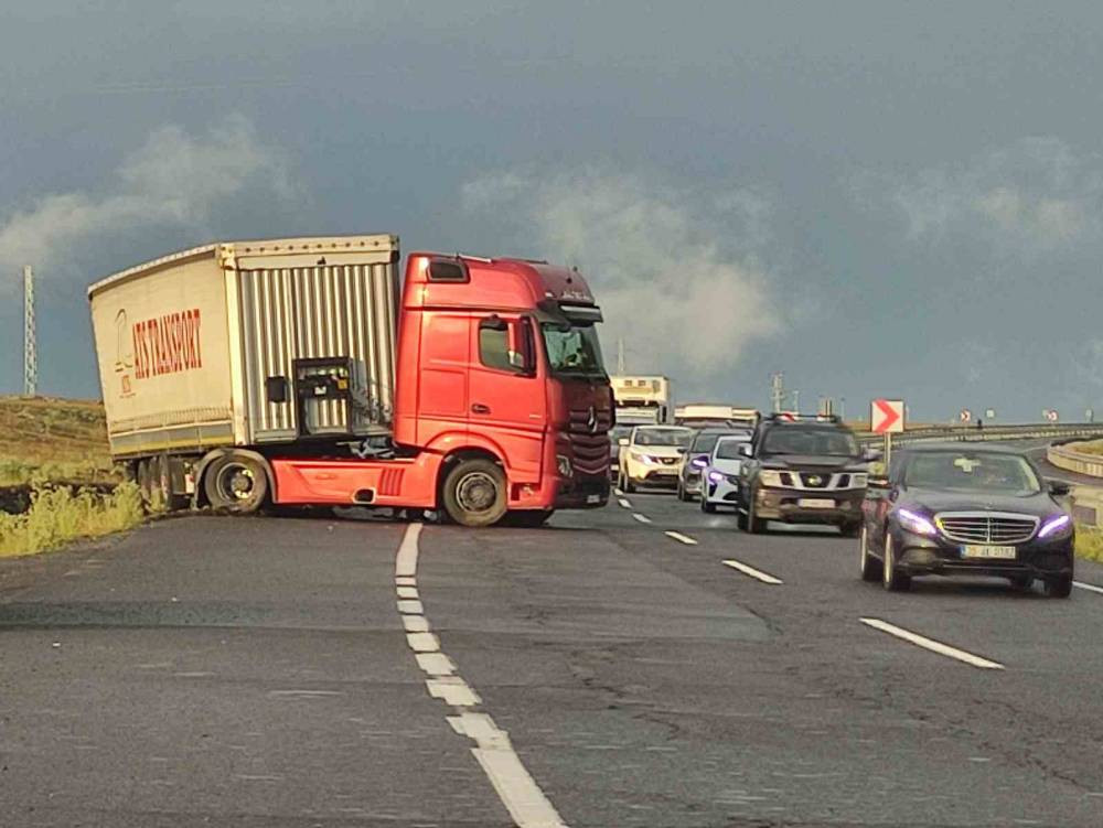 Kars yolunda TIR faciası! Trafik durdu
