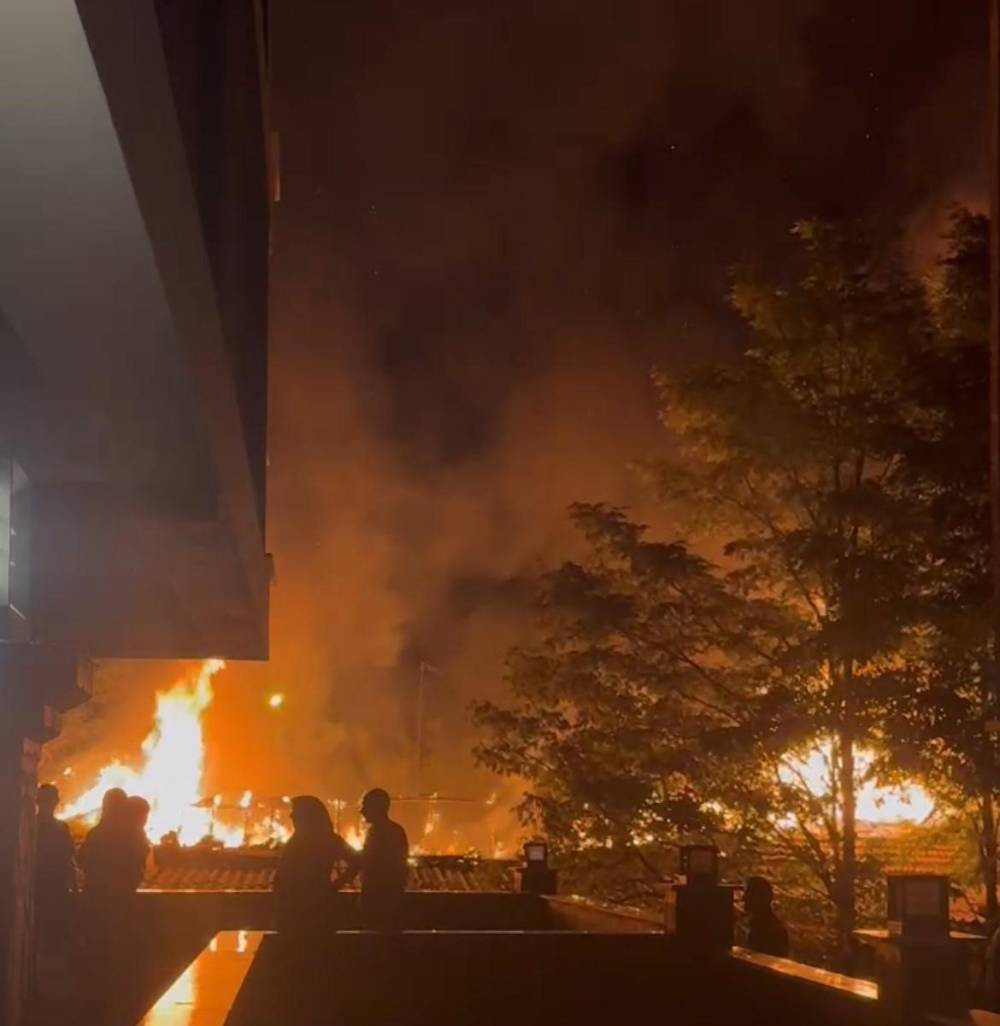 Metruk bina kül oldu!