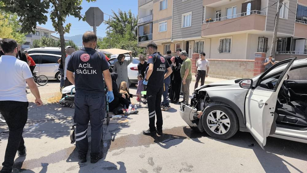 Zincirleme kaza: Yaralılara kartonlarla gölge seferberliği