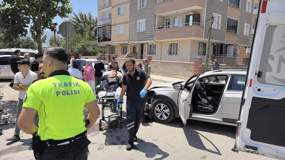 Zincirleme kaza: Yaralılara kartonlarla gölge seferberliği