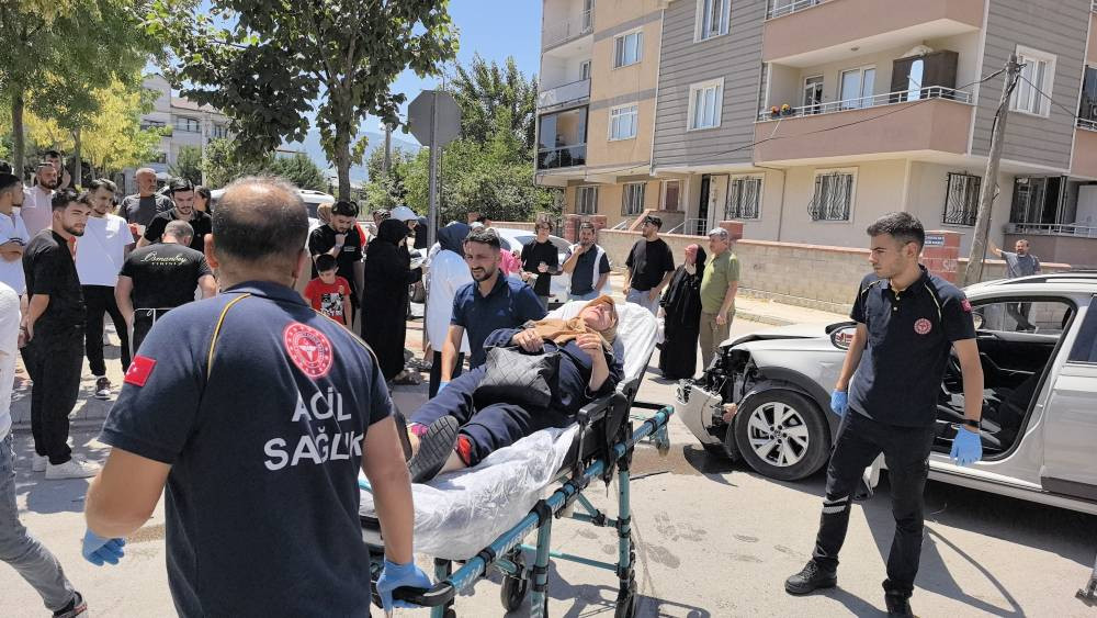 Zincirleme kaza: Yaralılara kartonlarla gölge seferberliği