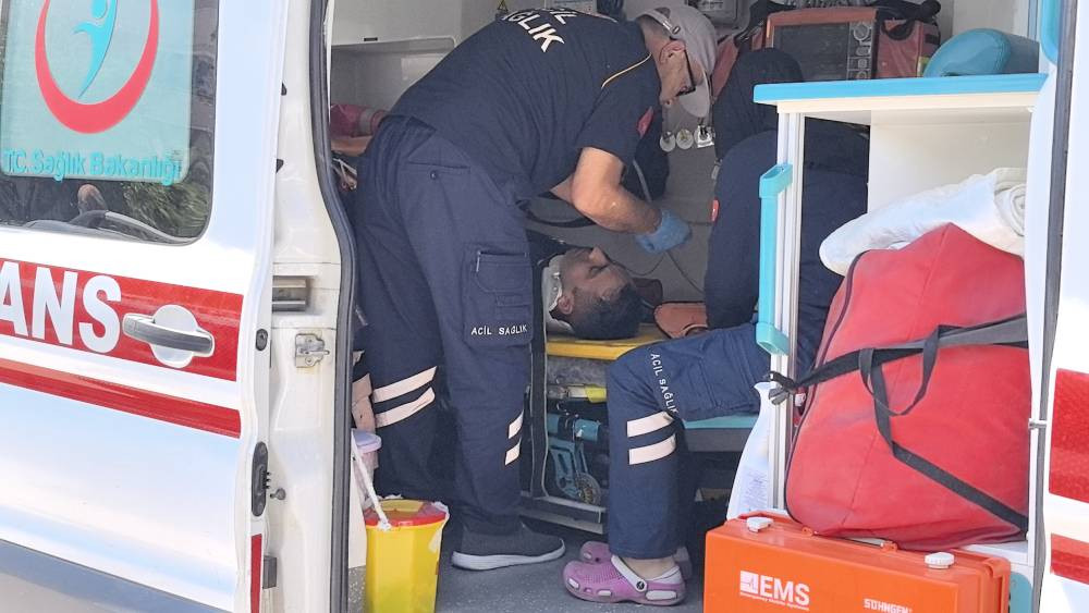 Zincirleme kaza: Yaralılara kartonlarla gölge seferberliği