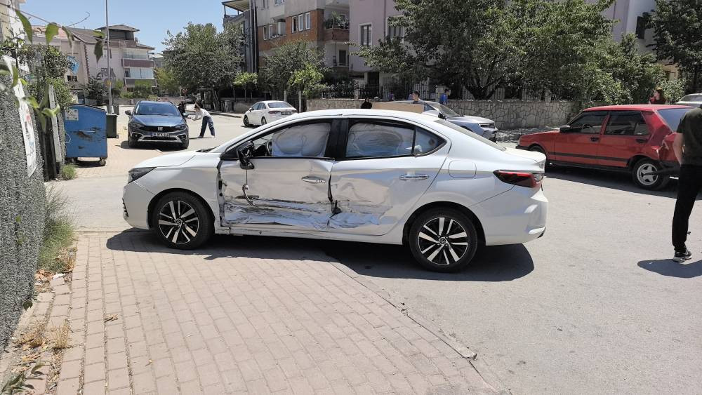 Zincirleme kaza: Yaralılara kartonlarla gölge seferberliği