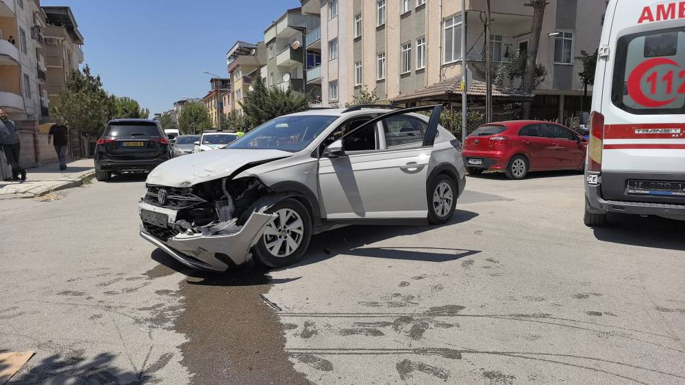 Zincirleme kaza: Yaralılara kartonlarla gölge seferberliği