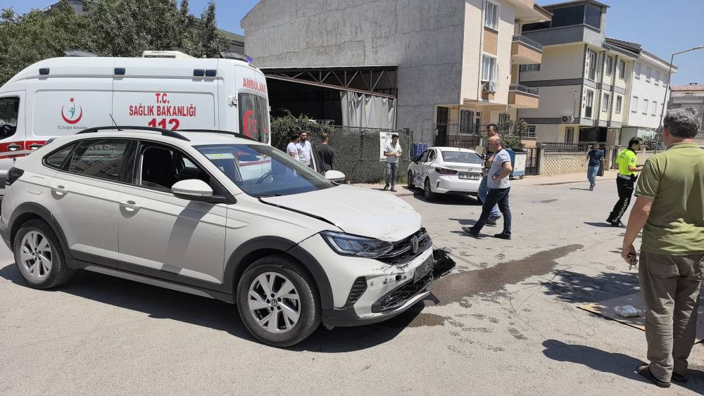 Zincirleme kaza: Yaralılara kartonlarla gölge seferberliği