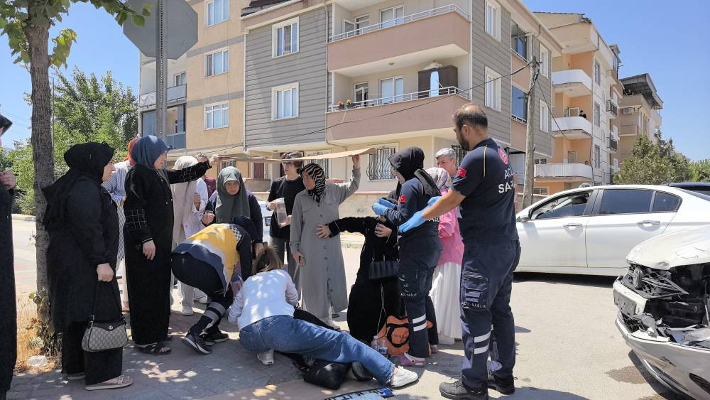 Zincirleme kaza: Yaralılara kartonlarla gölge seferberliği