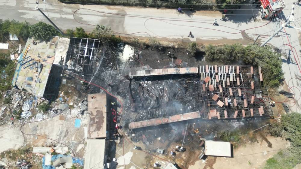 Alevler yediemin deposu yuttu