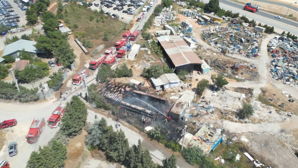 Alevler yediemin deposu yuttu