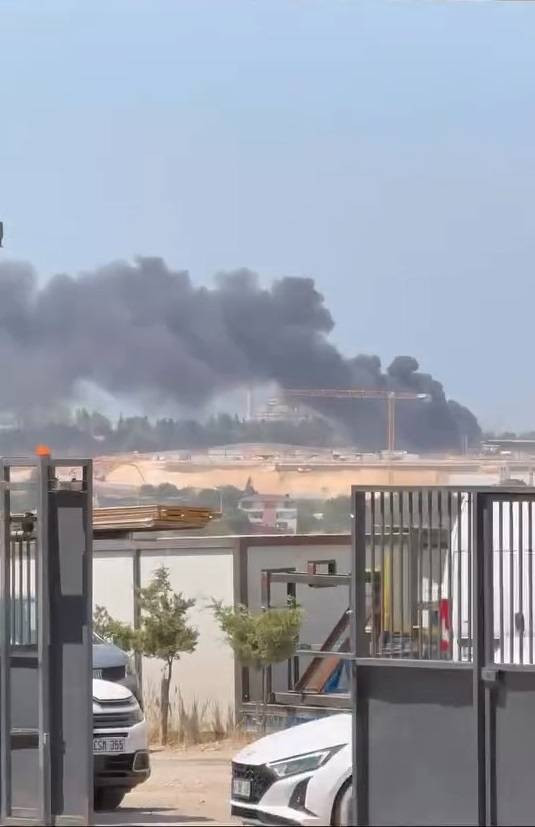 Alevler yediemin deposu yuttu