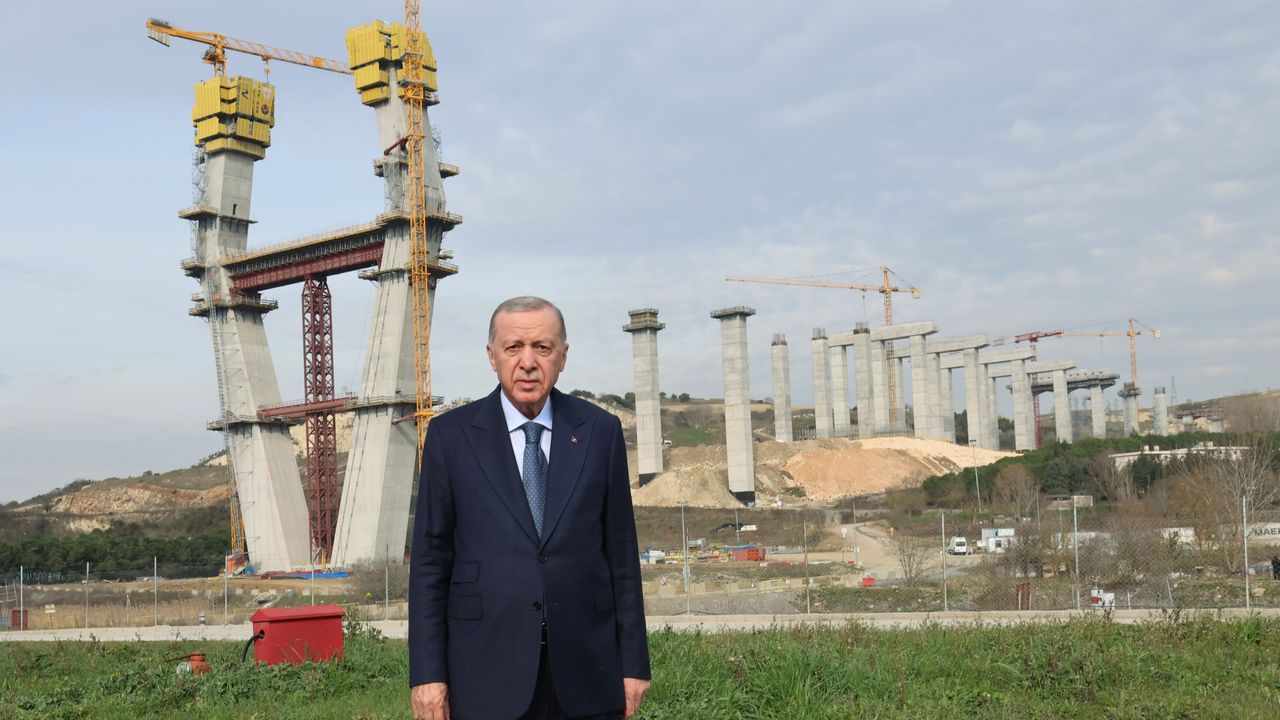 erdogan-kanal-istanbuldaki-sazlidere-koprusu-insaatini-inceledi.jpg