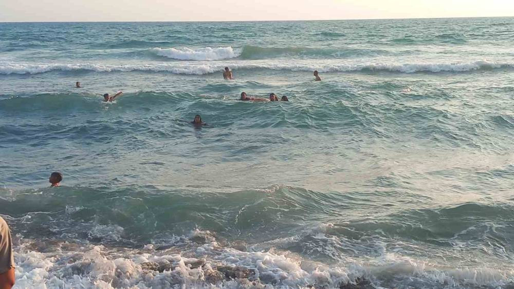 Yürekleri ağza geldi denizde can pazarı! Hatay'da denizde gerilim dolu dakikalar