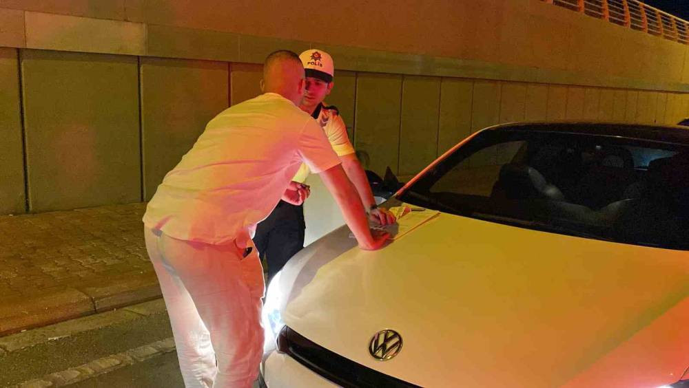 Alkolmetreye üflememek için her yol denedi!