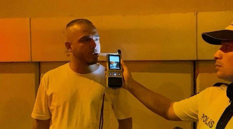 Alkolmetreye üflememek için her yol denedi!