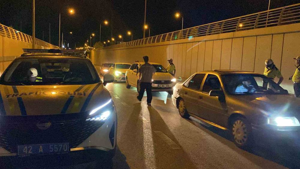 Alkolmetreye üflememek için her yol denedi!