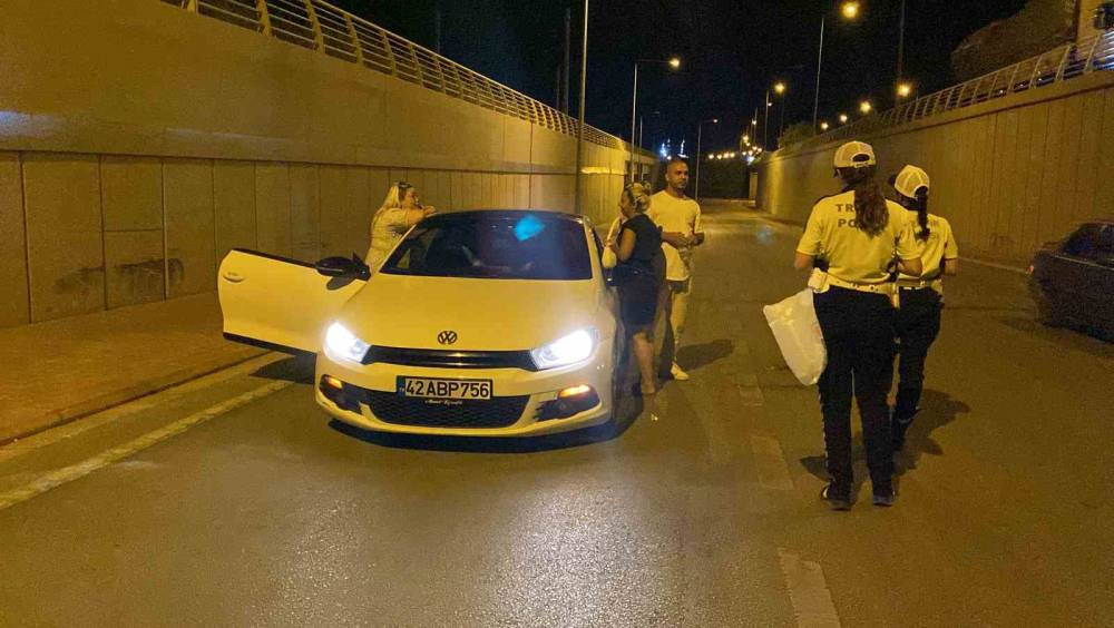 Alkolmetreye üflememek için her yol denedi!