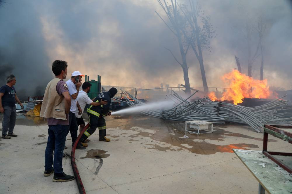 Antalya’da yangın kabusu! Fabrika alevler içinde