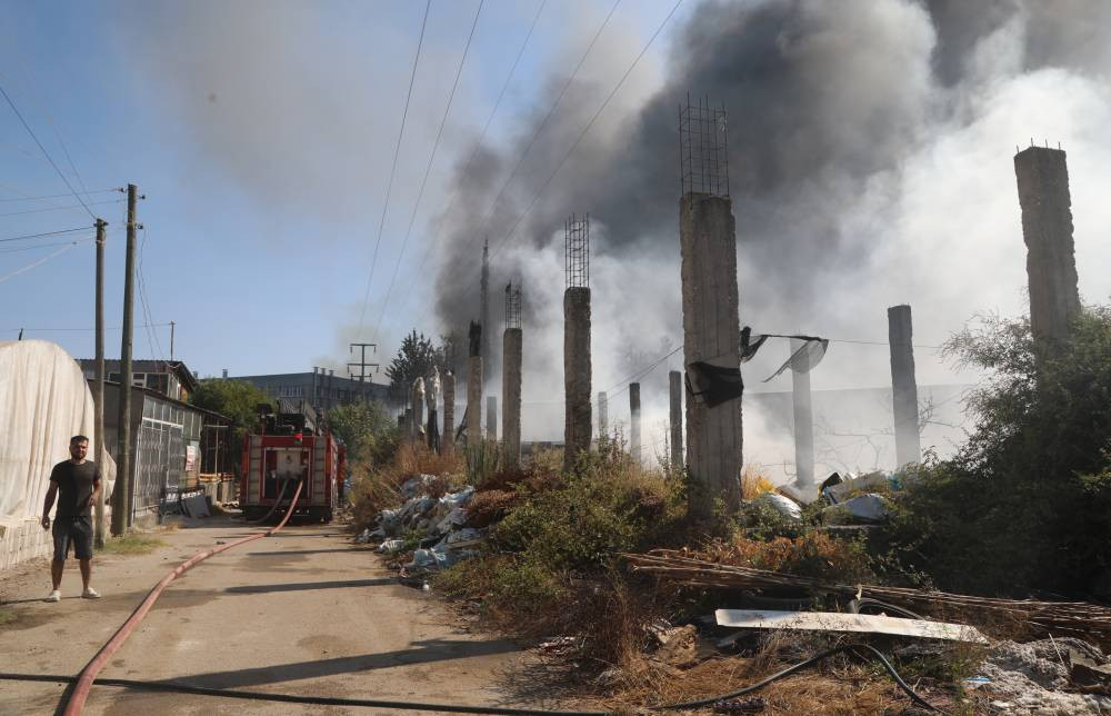 Antalya’da yangın kabusu! Fabrika alevler içinde