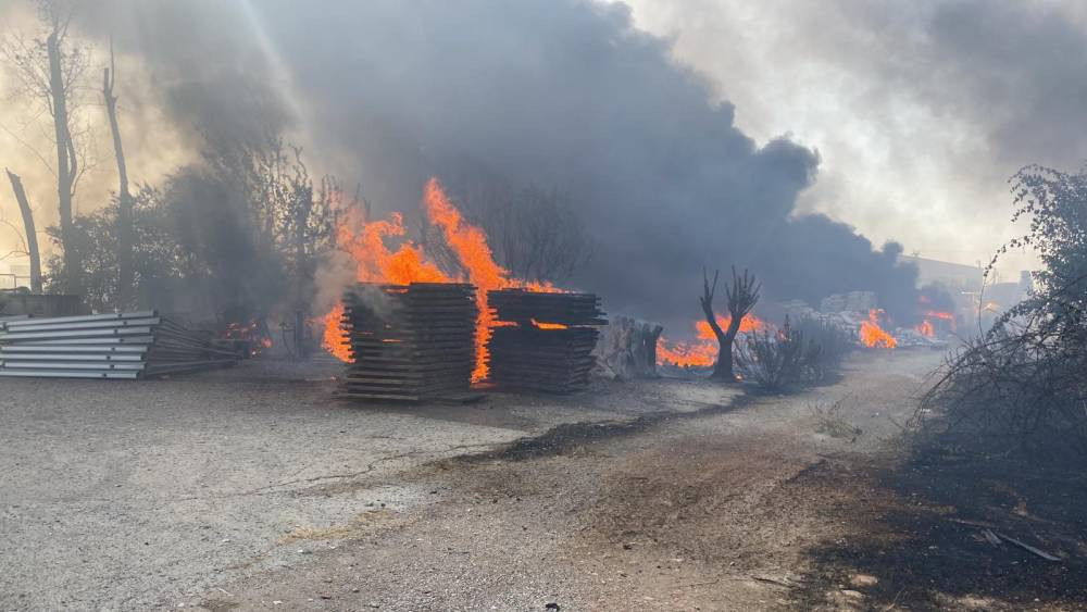 Antalya’da yangın kabusu! Fabrika alevler içinde