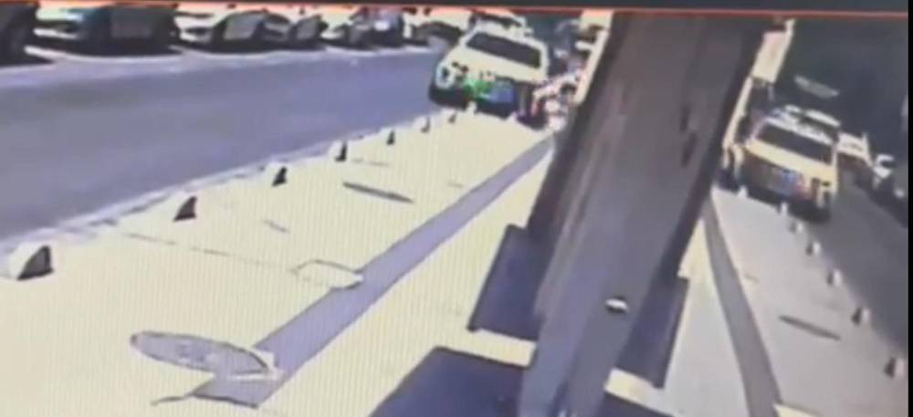 Göz doktoru dehşeti yaşattı! Kaldırımda yürüyorlardı savruldular