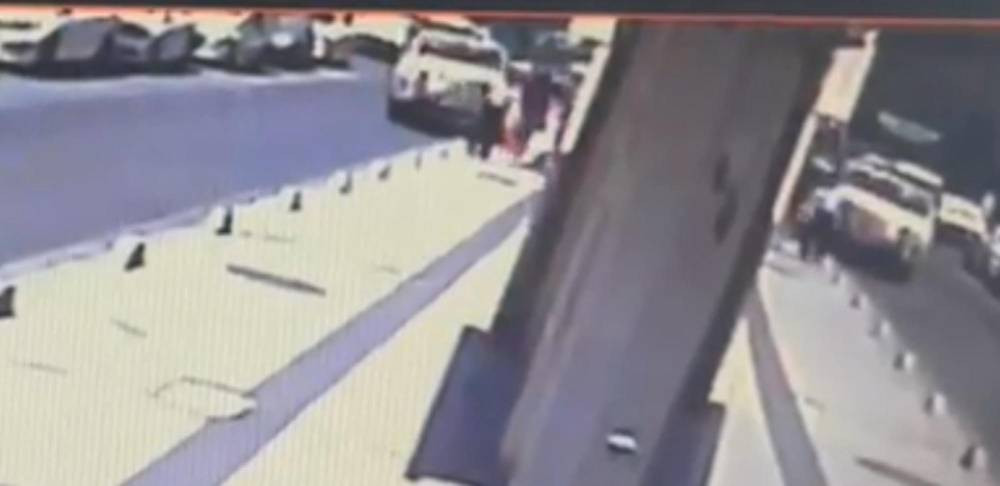 Göz doktoru dehşeti yaşattı! Kaldırımda yürüyorlardı savruldular