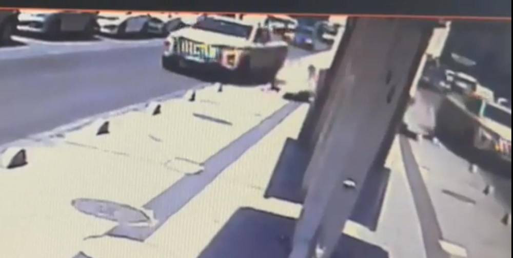 Göz doktoru dehşeti yaşattı! Kaldırımda yürüyorlardı savruldular