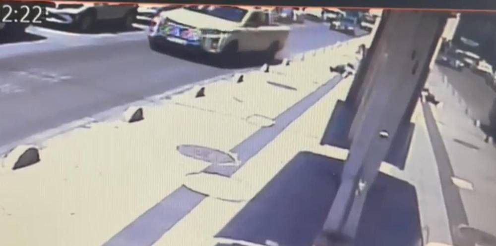 Göz doktoru dehşeti yaşattı! Kaldırımda yürüyorlardı savruldular