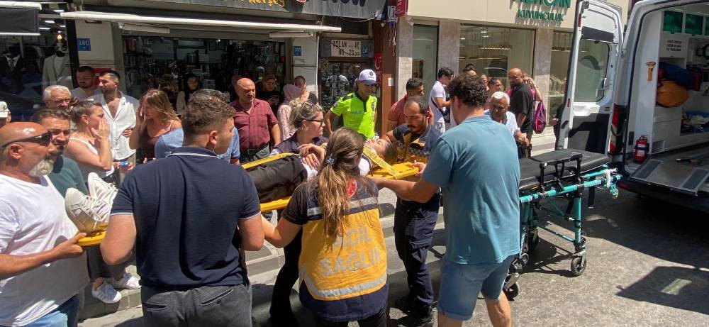 Göz doktoru dehşeti yaşattı! Kaldırımda yürüyorlardı savruldular