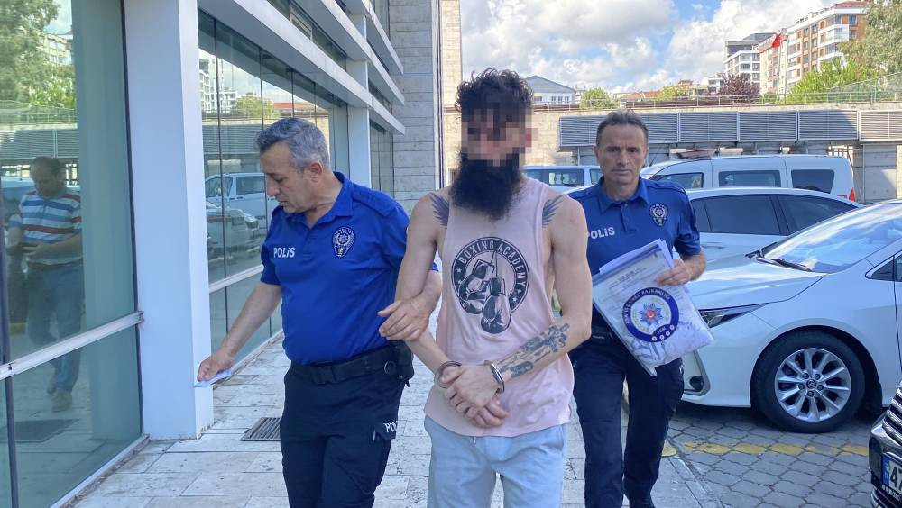 Yeğeninin sevgilisini bıçakladı