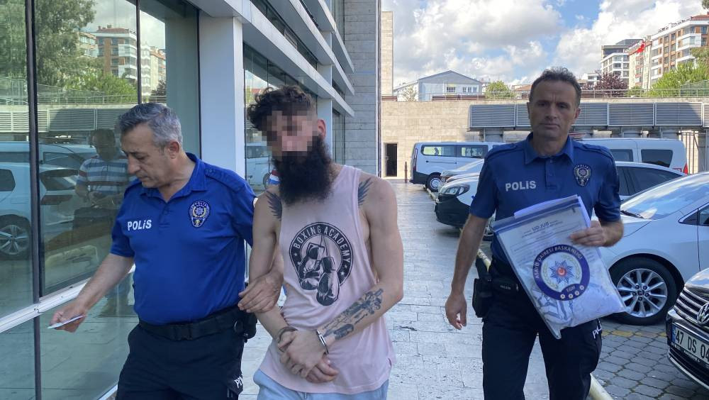 Yeğeninin sevgilisini bıçakladı