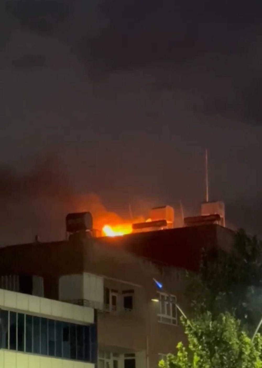 Çatıdaki alevler patlamayla kâbusa döndü! Ekipler seferber oldu