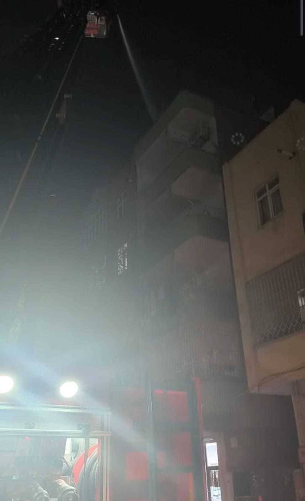 Çatıdaki alevler patlamayla kâbusa döndü! Ekipler seferber oldu