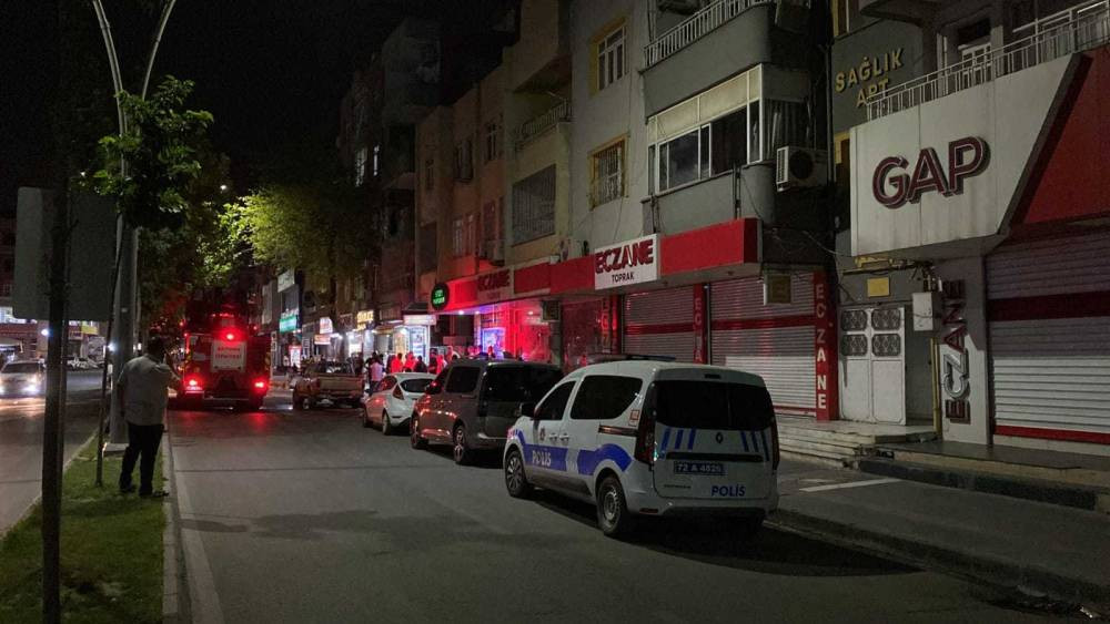 Çatıdaki alevler patlamayla kâbusa döndü! Ekipler seferber oldu