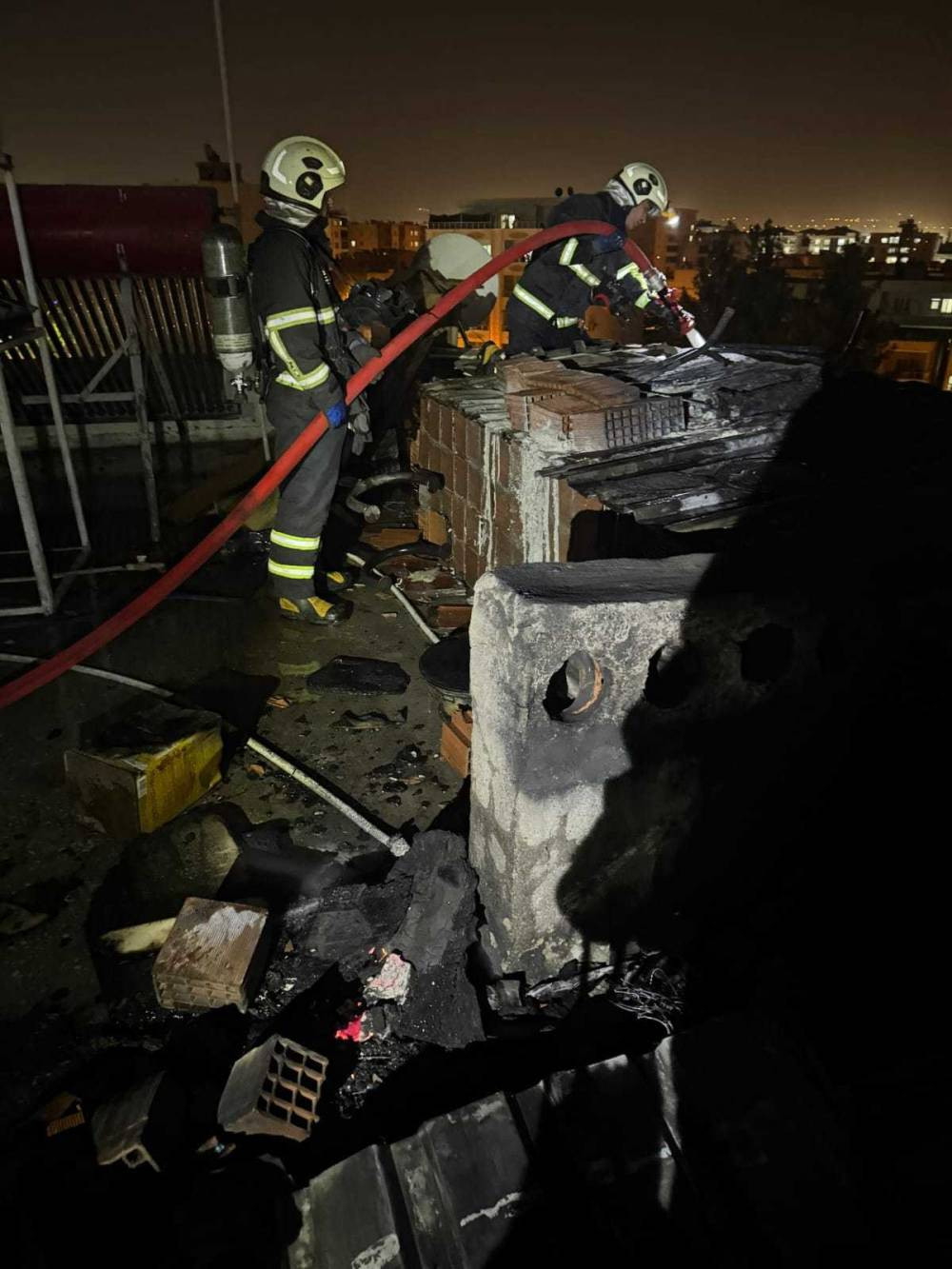 Çatıdaki alevler patlamayla kâbusa döndü! Ekipler seferber oldu