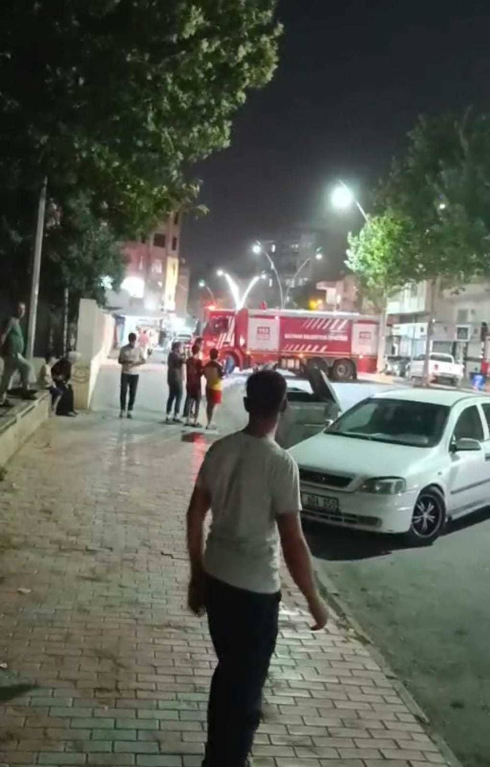 Çatıdaki alevler patlamayla kâbusa döndü! Ekipler seferber oldu