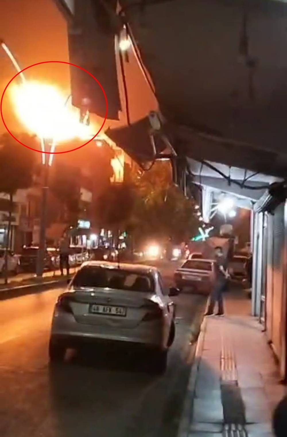 Çatıdaki alevler patlamayla kâbusa döndü! Ekipler seferber oldu