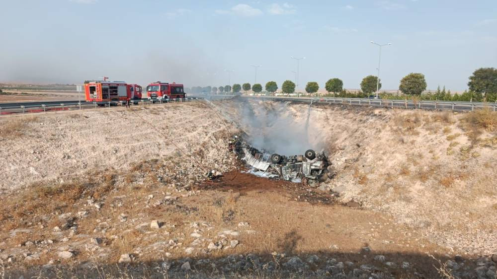 Hilvan’da TIR faciası! Şarampole devrilip yandı