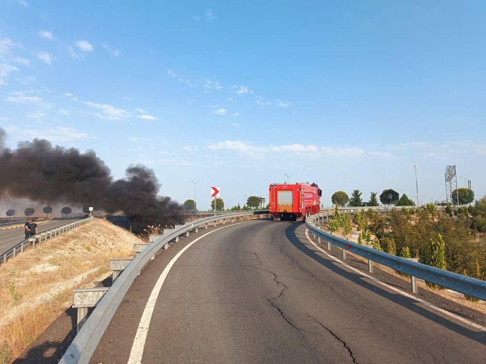 Hilvan’da TIR faciası! Şarampole devrilip yandı