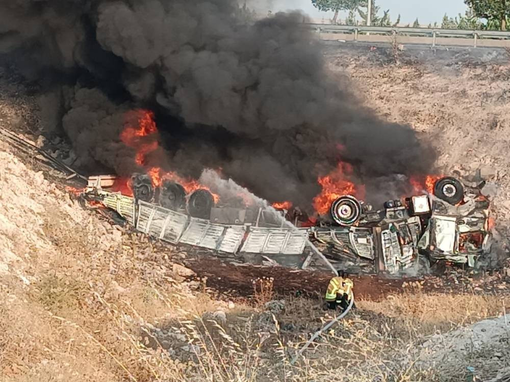 Hilvan’da TIR faciası! Şarampole devrilip yandı