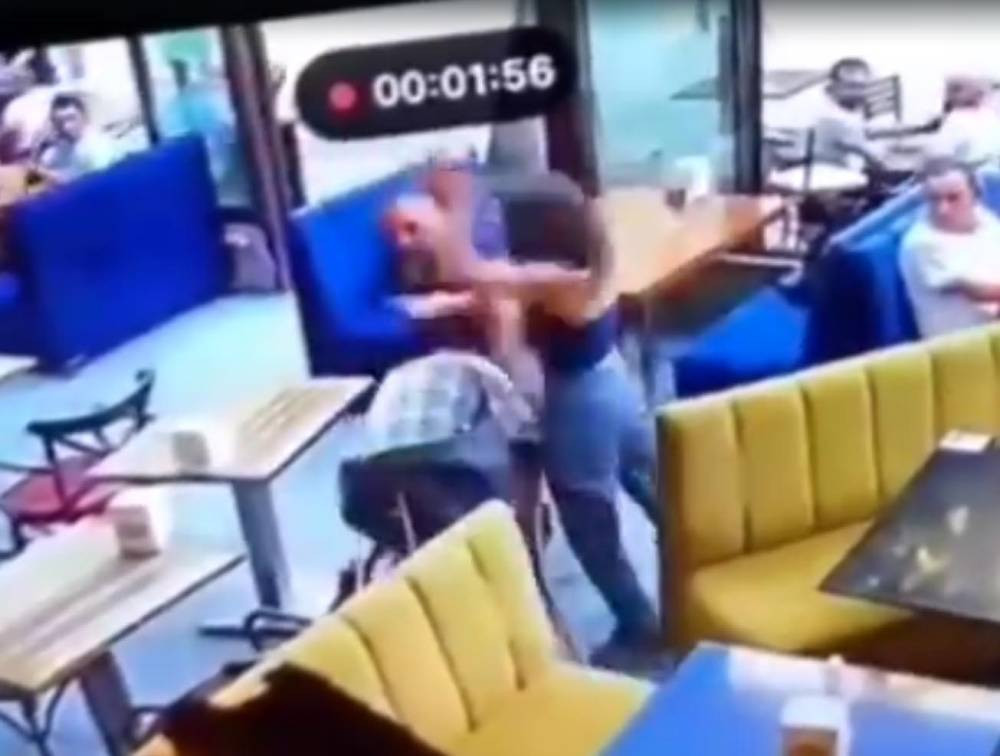Kadın garsonun öfkesi! Tekme tokat dövdü