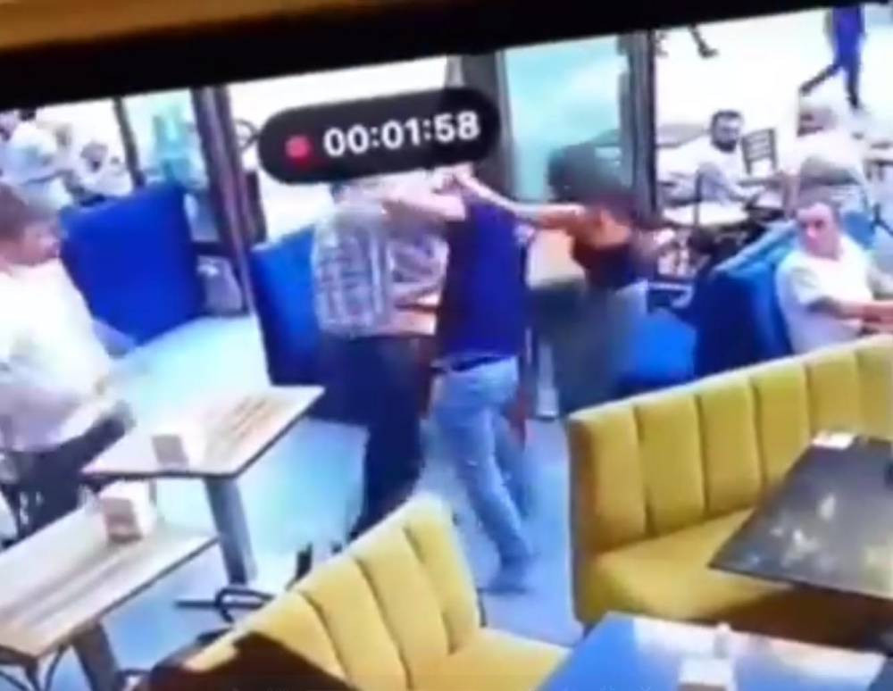 Kadın garsonun öfkesi! Tekme tokat dövdü