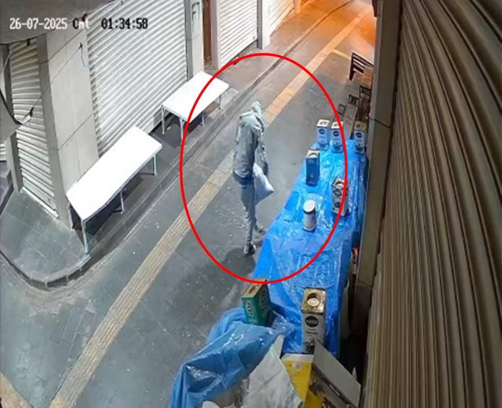 Kapüşonlu hırsız fıstık çuvalını sırtladığı gibi kaçtı